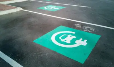 coches-electricos-400x236-1 MAPFRE incorpora nuevos servicios a su seguro para coches eléctricos o híbridos